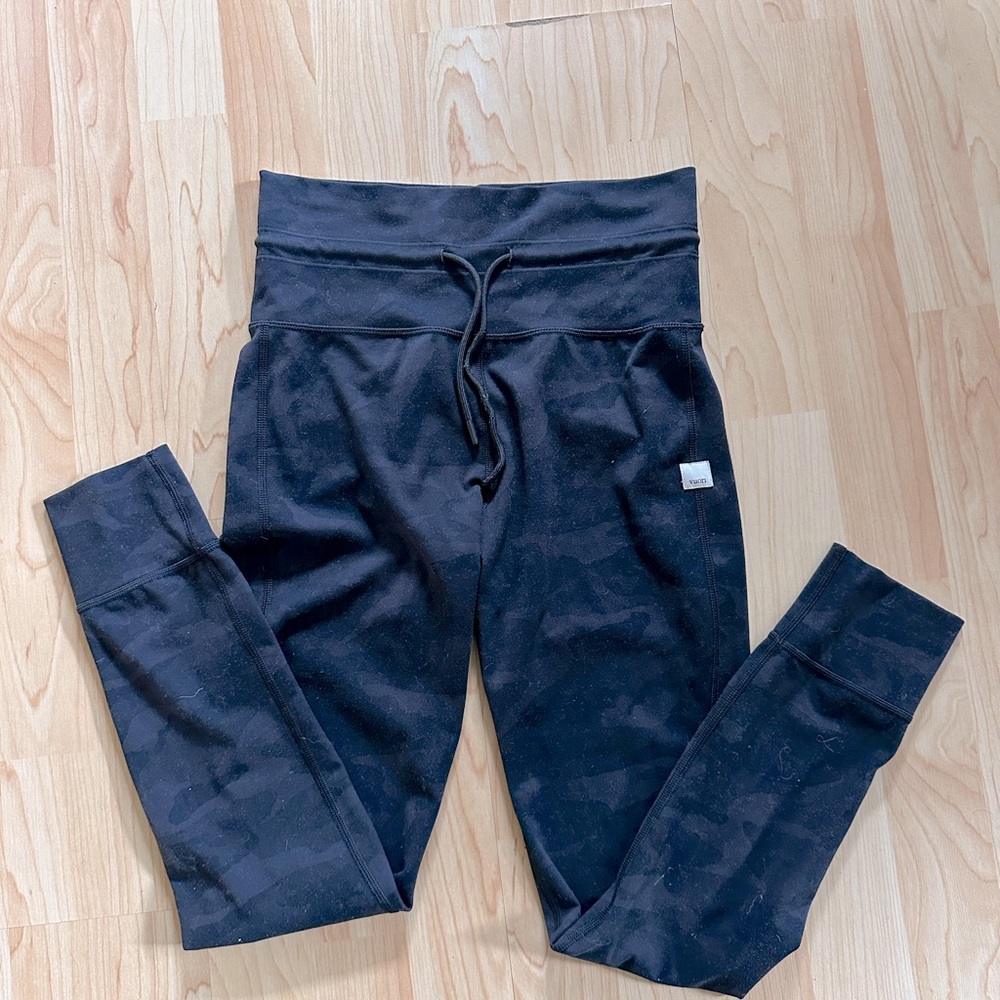 Vuori Daily Legging in Camo